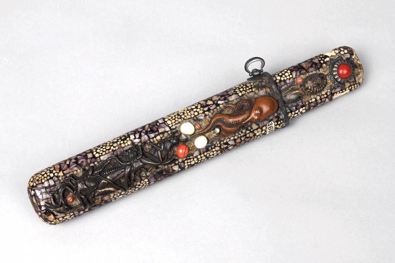 Etui à pipe orné d'insectes, de fleurs de paulownia, de pieuvres, de coquillages et de dragons affrontés_1