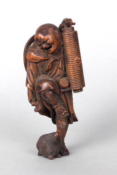 Statuette d'un personnage à la lanterne_0