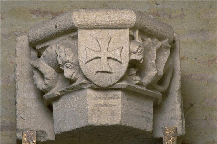 Chapiteau orné d'un écu portant une croix pattée_1