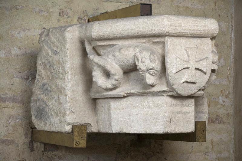 Chapiteau orné d'un écu portant une croix pattée_0
