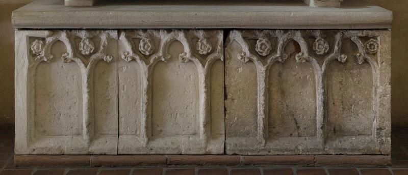 Soubassement du sarcophage (Titre cartel 2007. La partie droite disparue a été restituée par moulage.) ; Partie droite de l'arcature aveugle du soubassement du tombeau dit d'un grand prieur (Ancien titre)_0