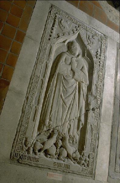 Dalle funéraire de Pierre Cuguron, notaire toulousain (Fragment d'un gisant Titre cartel de 2007) ; Dalle funéraire à bas-relief : Pierre de Cuguron, notaire toulousain (Ancien titre)_1