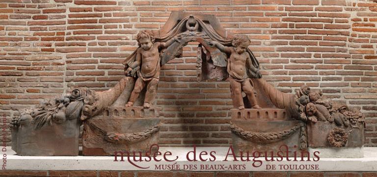 Deux enfants présentant un médaillon_0