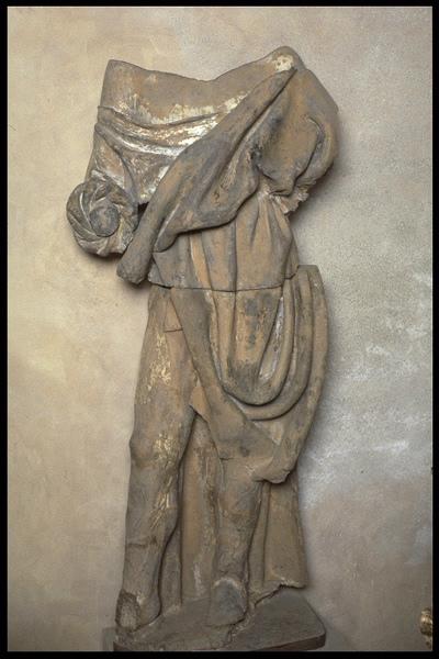 Partie basse d'une statue d'homme_1