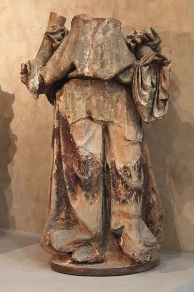 Partie basse d'une statue de femme_0