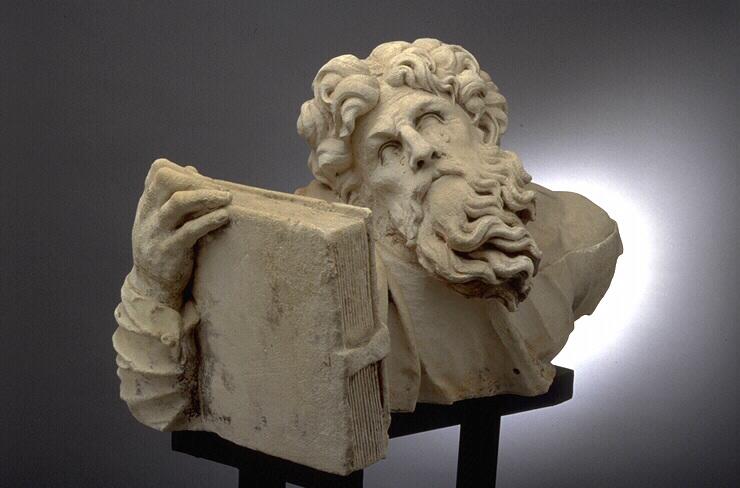 Apôtre tenant un livre_2