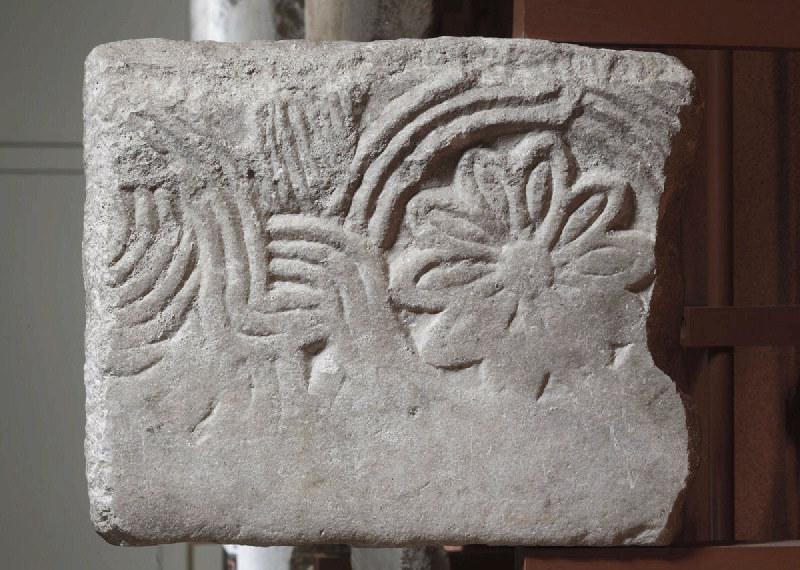 Epitaphe de Ramundus Carrugerii (Raymond Carrugier (?-1255), sacristain, chanoine de Saint-Etienne) ; Fragment de dalle de chancel_0