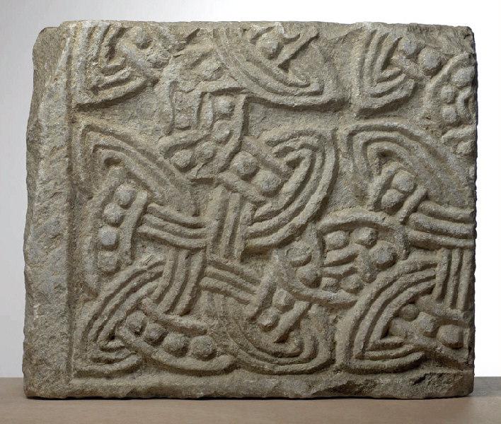 Bas-relief funéraire et épitaphe de Maître Aymeric ; Fragment de dalle de chancel (Aymery (?-1282), chanoine, chancelier et ouvrier de Saint-Etienne)_1