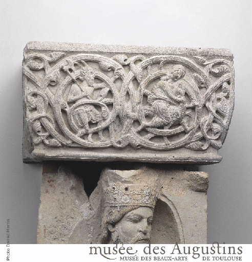 Frise historiée (Iconographie des trois faces Harpie Faune et jeune femme égorgeant un monstre. Rinceaux)_0