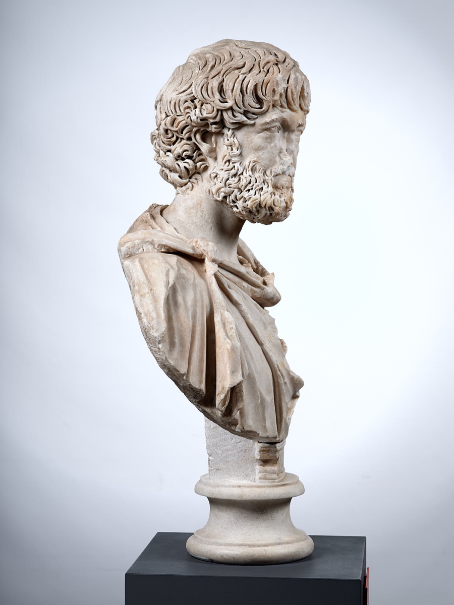 Buste à paludamentum frangé d’un haut fonctionnaire de l’Empire ; Buste d'inconnu ; Portrait d'un inconnu drapé d'un manteau à franges (ancienne désignation) ; Aelius César (ancienne désignation)_7