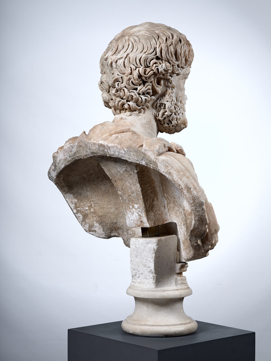 Buste à paludamentum frangé d’un haut fonctionnaire de l’Empire ; Buste d'inconnu ; Portrait d'un inconnu drapé d'un manteau à franges (ancienne désignation) ; Aelius César (ancienne désignation)_6