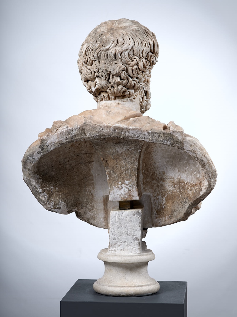 Buste à paludamentum frangé d’un haut fonctionnaire de l’Empire ; Buste d'inconnu ; Portrait d'un inconnu drapé d'un manteau à franges (ancienne désignation) ; Aelius César (ancienne désignation)_5