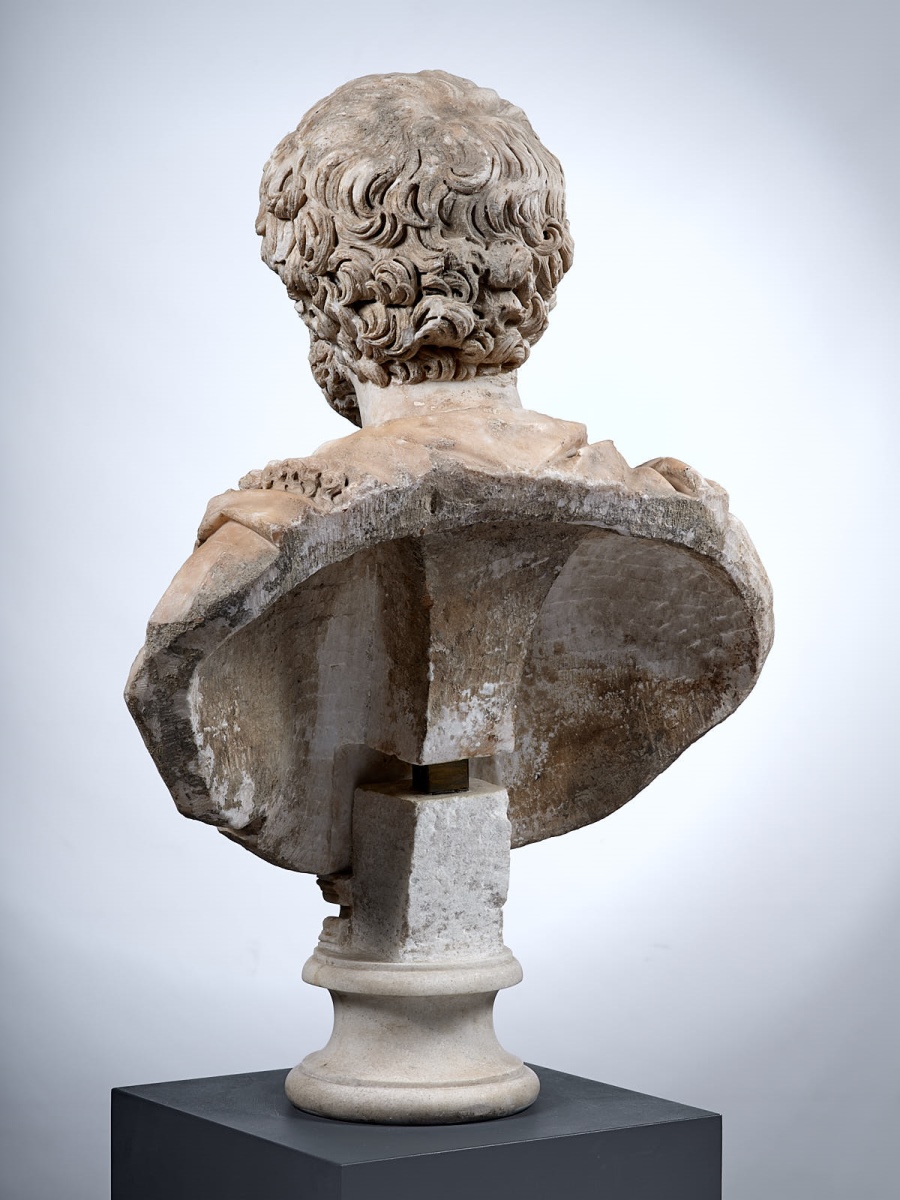 Buste à paludamentum frangé d’un haut fonctionnaire de l’Empire ; Buste d'inconnu ; Portrait d'un inconnu drapé d'un manteau à franges (ancienne désignation) ; Aelius César (ancienne désignation)_4