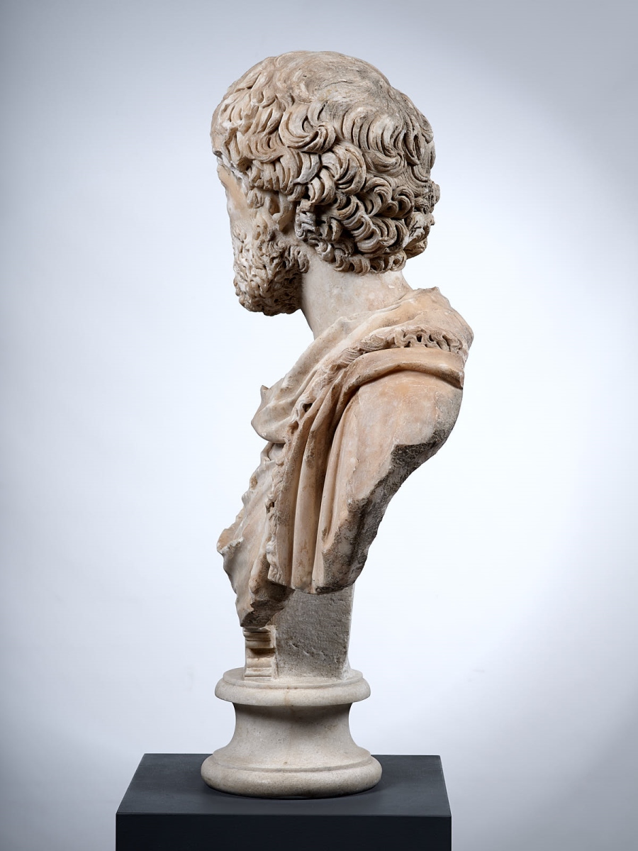 Buste à paludamentum frangé d’un haut fonctionnaire de l’Empire ; Buste d'inconnu ; Portrait d'un inconnu drapé d'un manteau à franges (ancienne désignation) ; Aelius César (ancienne désignation)_3