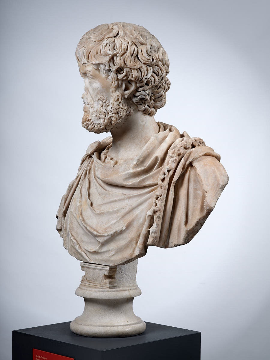 Buste à paludamentum frangé d’un haut fonctionnaire de l’Empire ; Buste d'inconnu ; Portrait d'un inconnu drapé d'un manteau à franges (ancienne désignation) ; Aelius César (ancienne désignation)_2