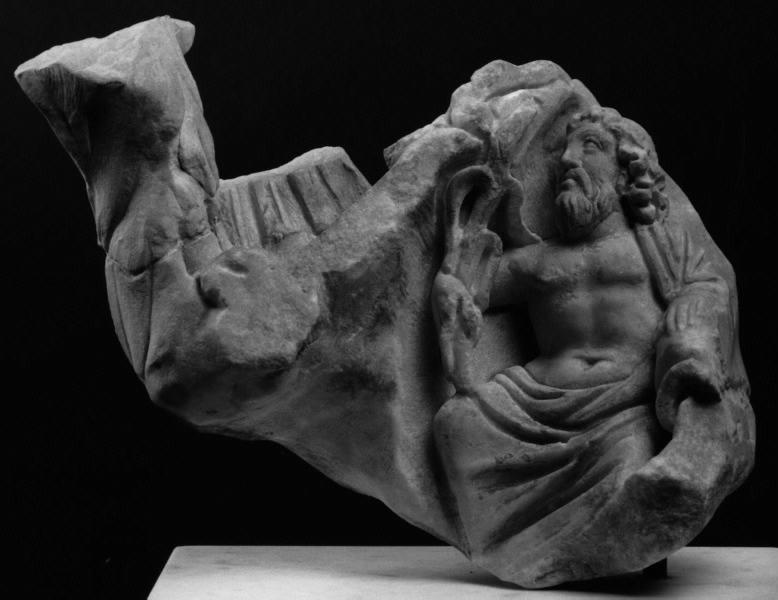 Dieu-fleuve sous un rocher surmonté d'un aigle_0