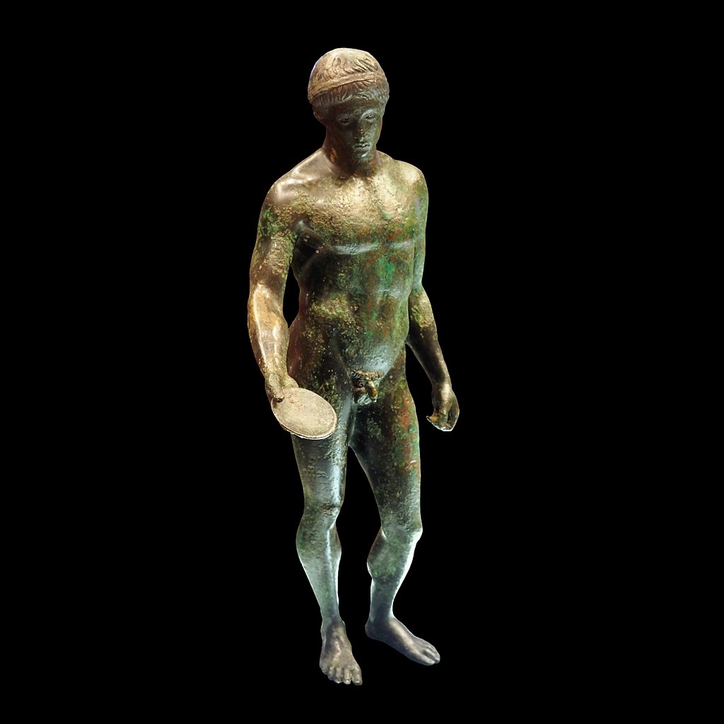 Éphèbe faisant une libation_0