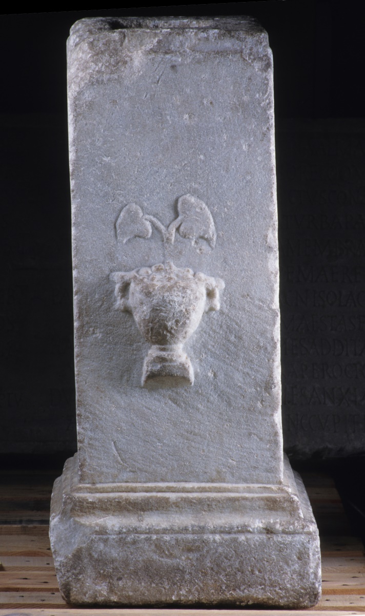 Base d'une statue d'Hercule offerte par Cnaeus Pompeius Hyla_1