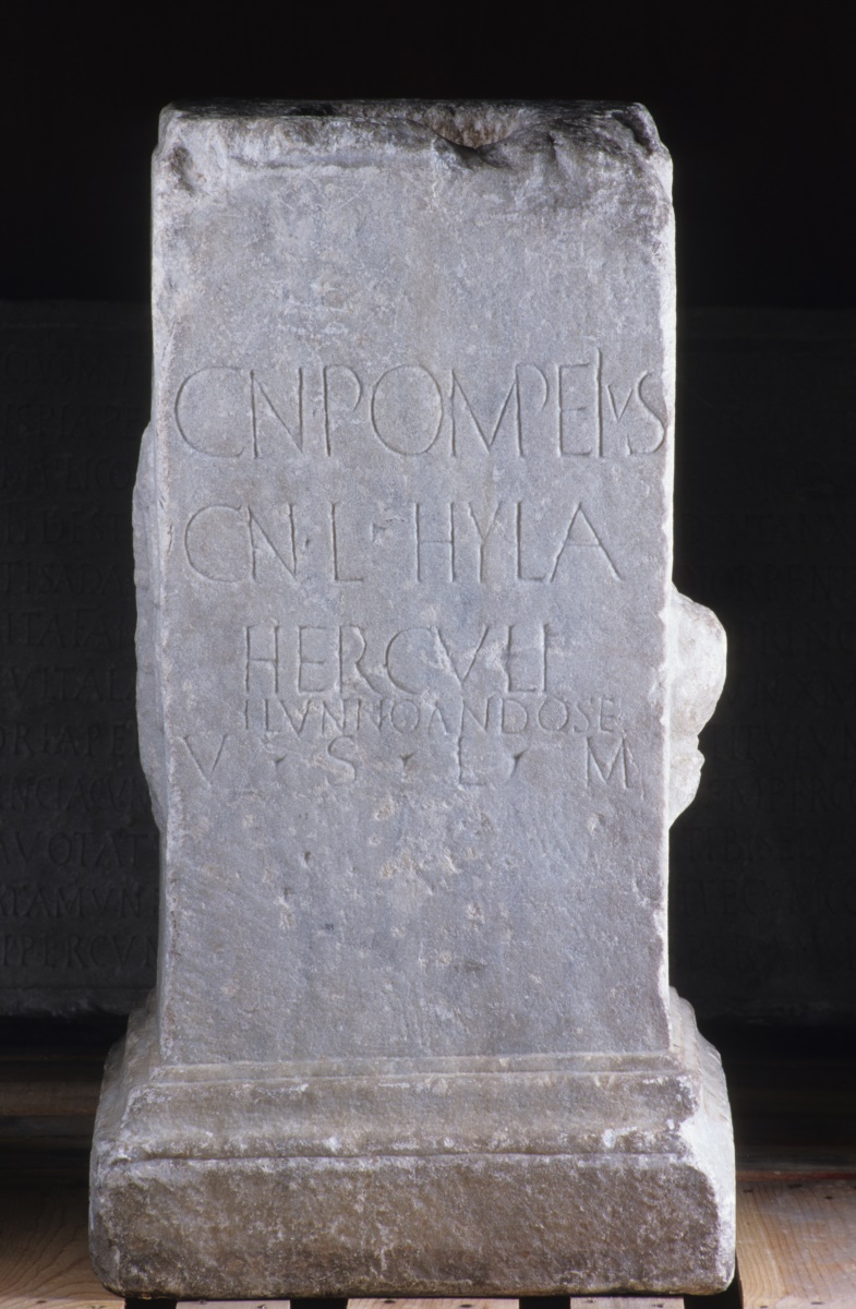 Base d'une statue d'Hercule offerte par Cnaeus Pompeius Hyla_0