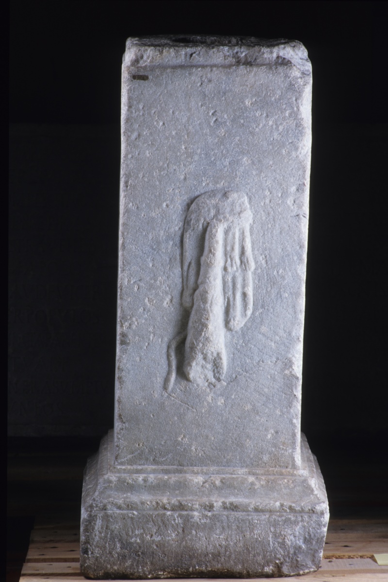Base d'une statue d'Hercule offerte par Cnaeus Pompeius Hyla_2