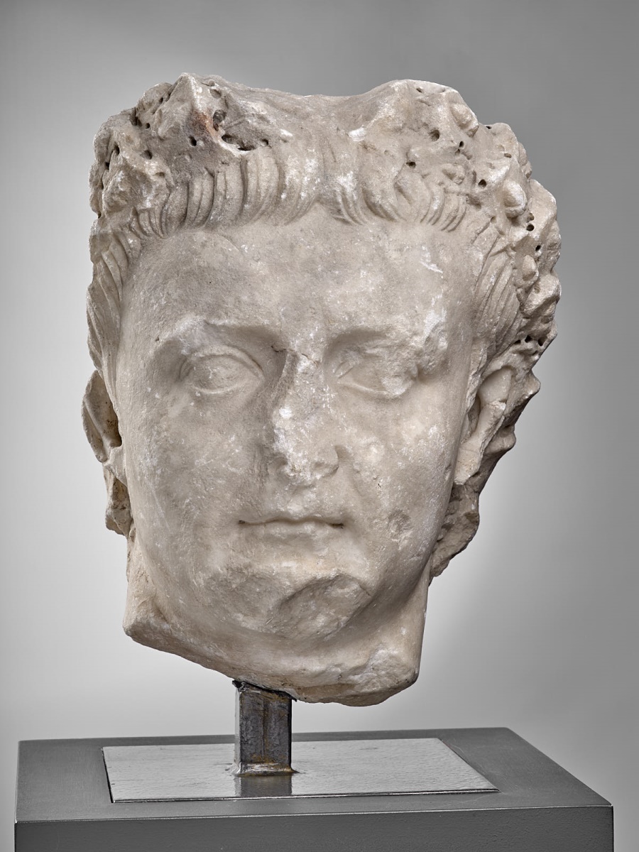 Tête de Tibère, couronné de chêne_0