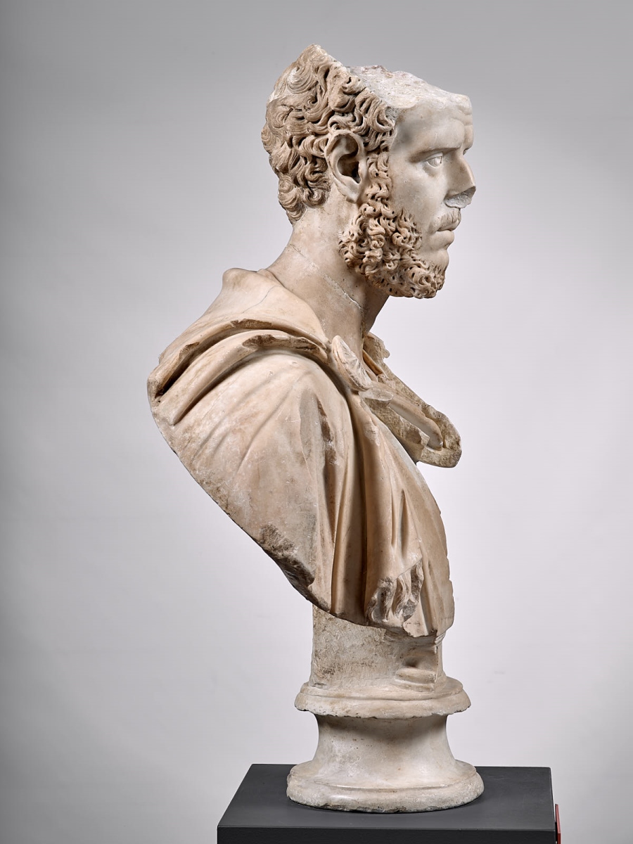 Buste à paludamentum frangé d’un haut fonctionnaire de l’Empire ; Buste d'inconnu anciennement dit de Macrin ; Portrait d'un inconnu_6