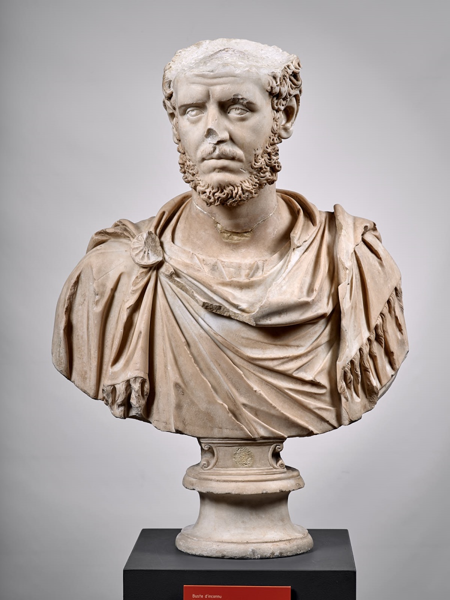 Buste à paludamentum frangé d’un haut fonctionnaire de l’Empire ; Buste d'inconnu anciennement dit de Macrin ; Portrait d'un inconnu_0