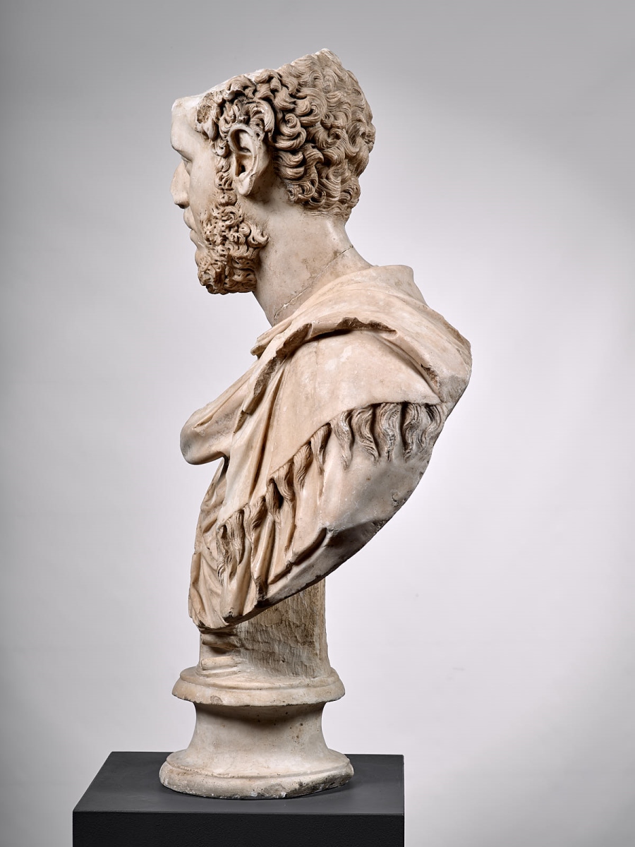 Buste à paludamentum frangé d’un haut fonctionnaire de l’Empire ; Buste d'inconnu anciennement dit de Macrin ; Portrait d'un inconnu_2