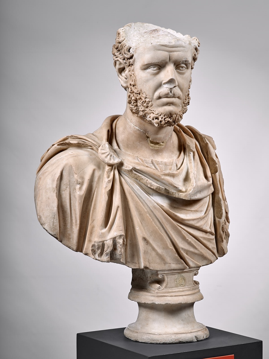 Buste à paludamentum frangé d’un haut fonctionnaire de l’Empire ; Buste d'inconnu anciennement dit de Macrin ; Portrait d'un inconnu_7