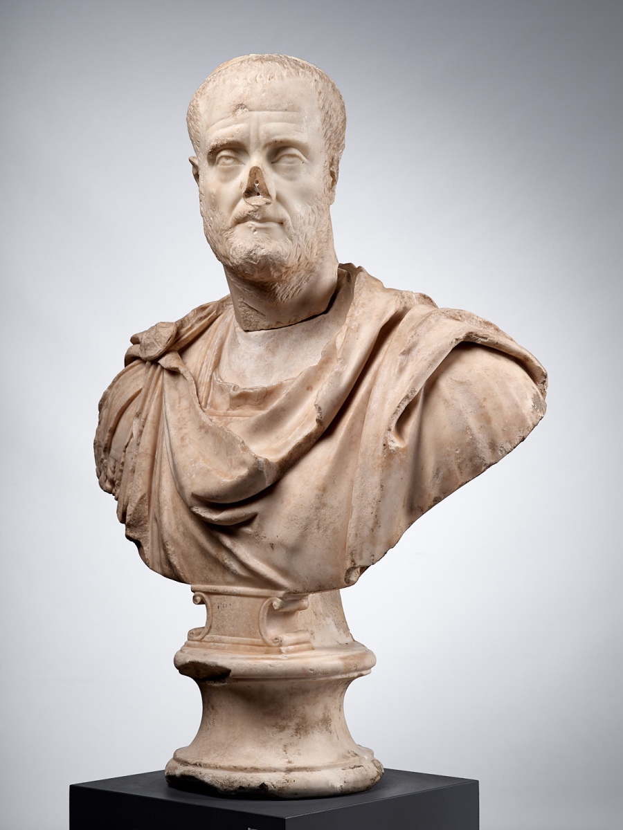 Buste cuirassé et drapé dans un paludamentum d’un haut fonctionnaire de l’Empire ; Portrait d'inconnu ; Portrait d'un inconnu anciennement dit de "Philippe l'Arabe" ou de Dèce_1