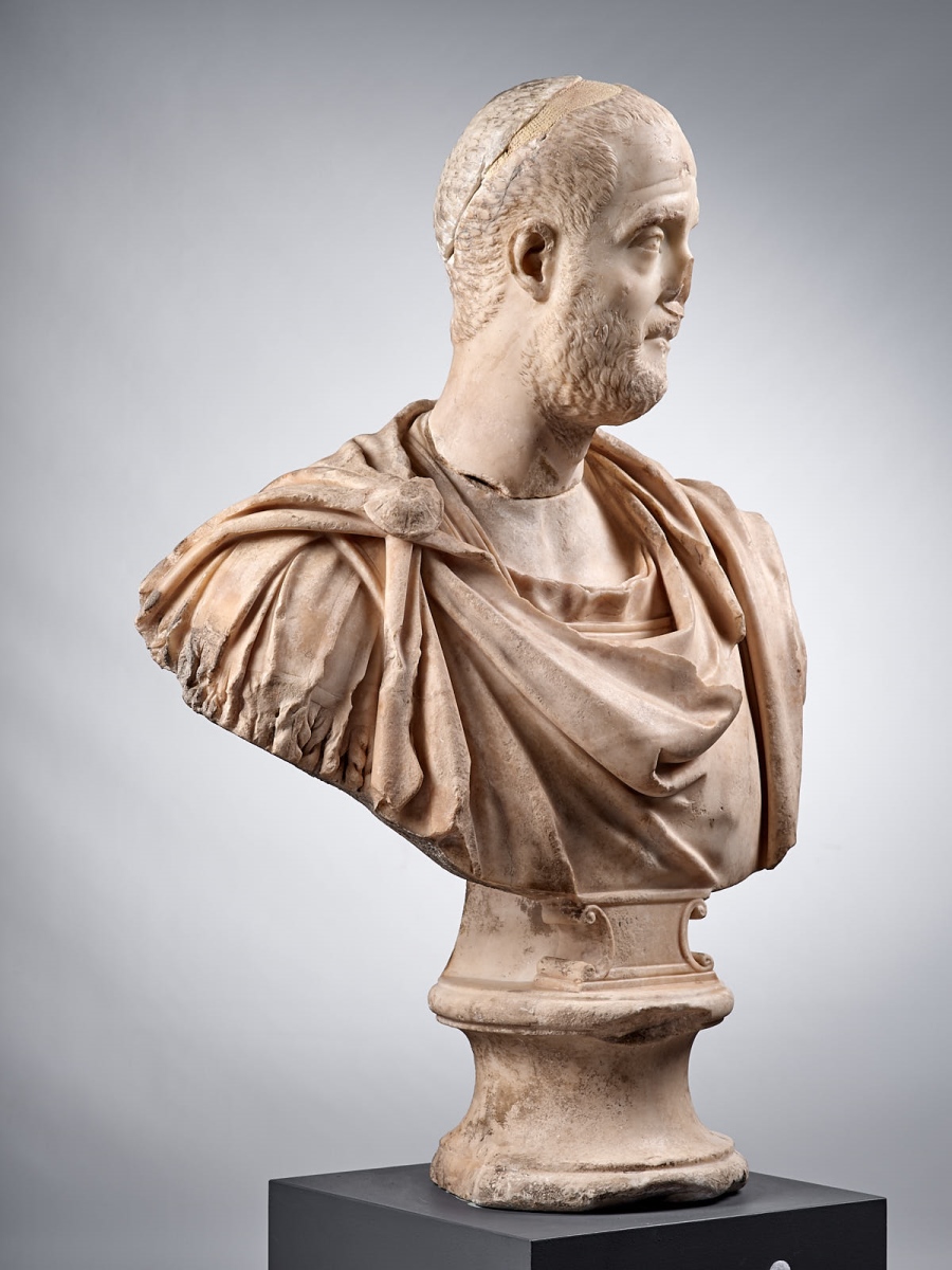 Buste cuirassé et drapé dans un paludamentum d’un haut fonctionnaire de l’Empire ; Portrait d'inconnu ; Portrait d'un inconnu anciennement dit de "Philippe l'Arabe" ou de Dèce_7