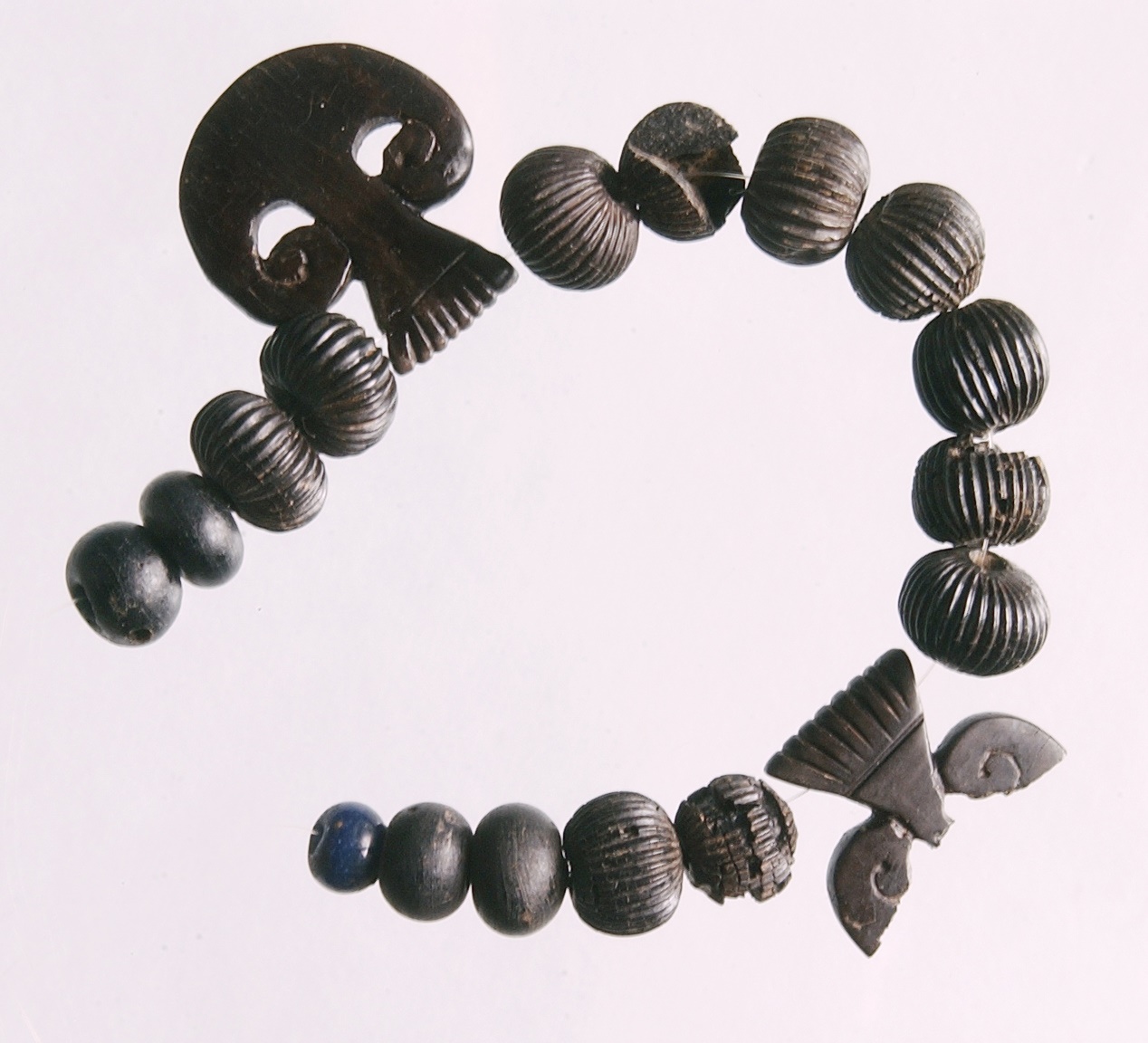 Collier de perles et pendentifs_0