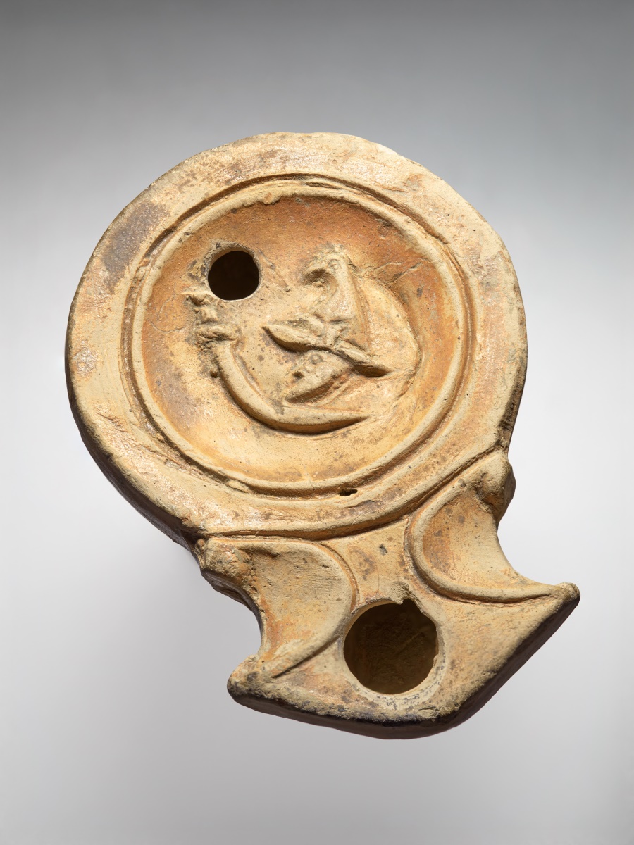Lampe à huile romaine à bec angulaire orné de volutes_0
