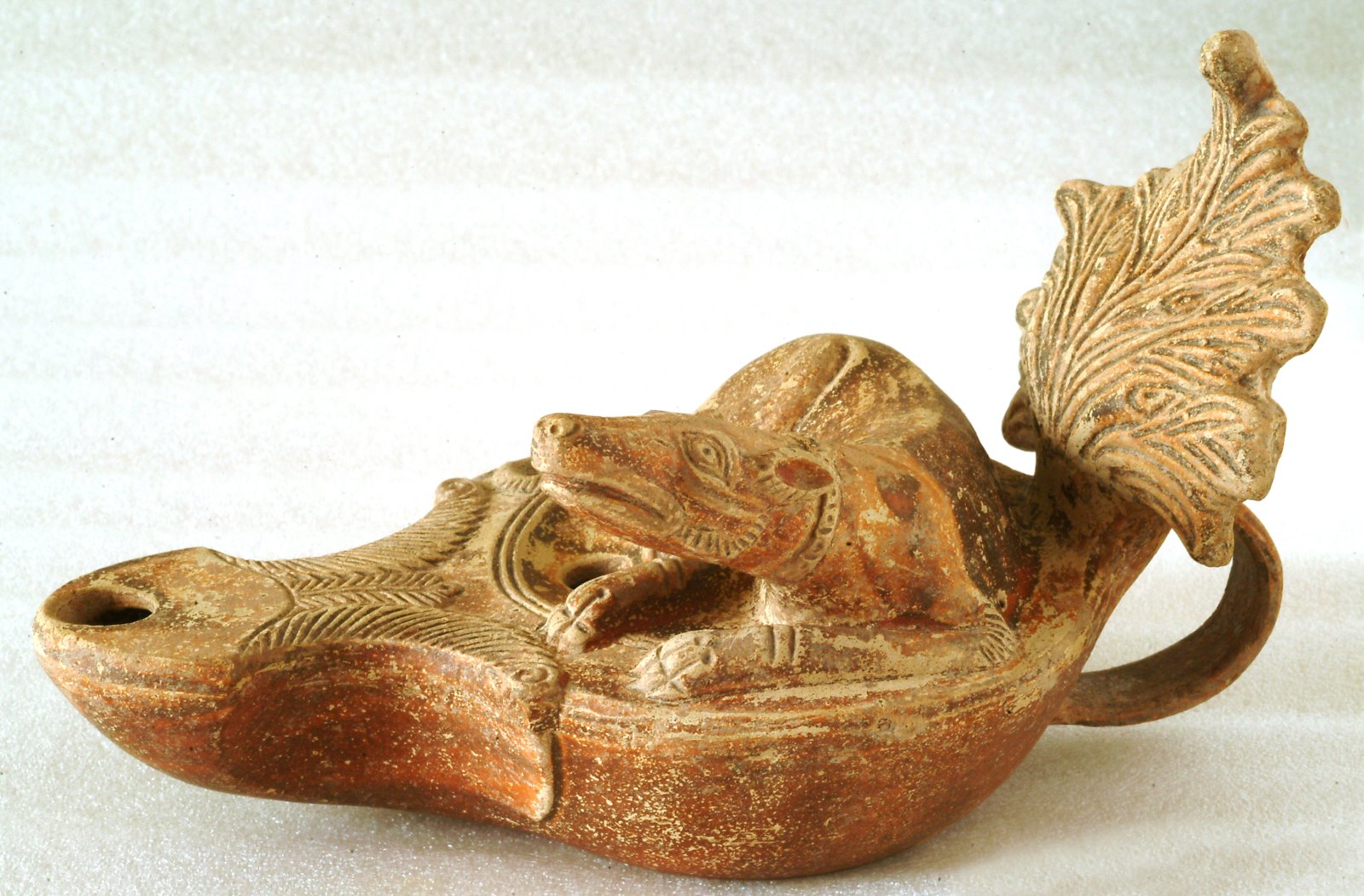 Lampe à huile au médaillon orné d'un chien couché_0