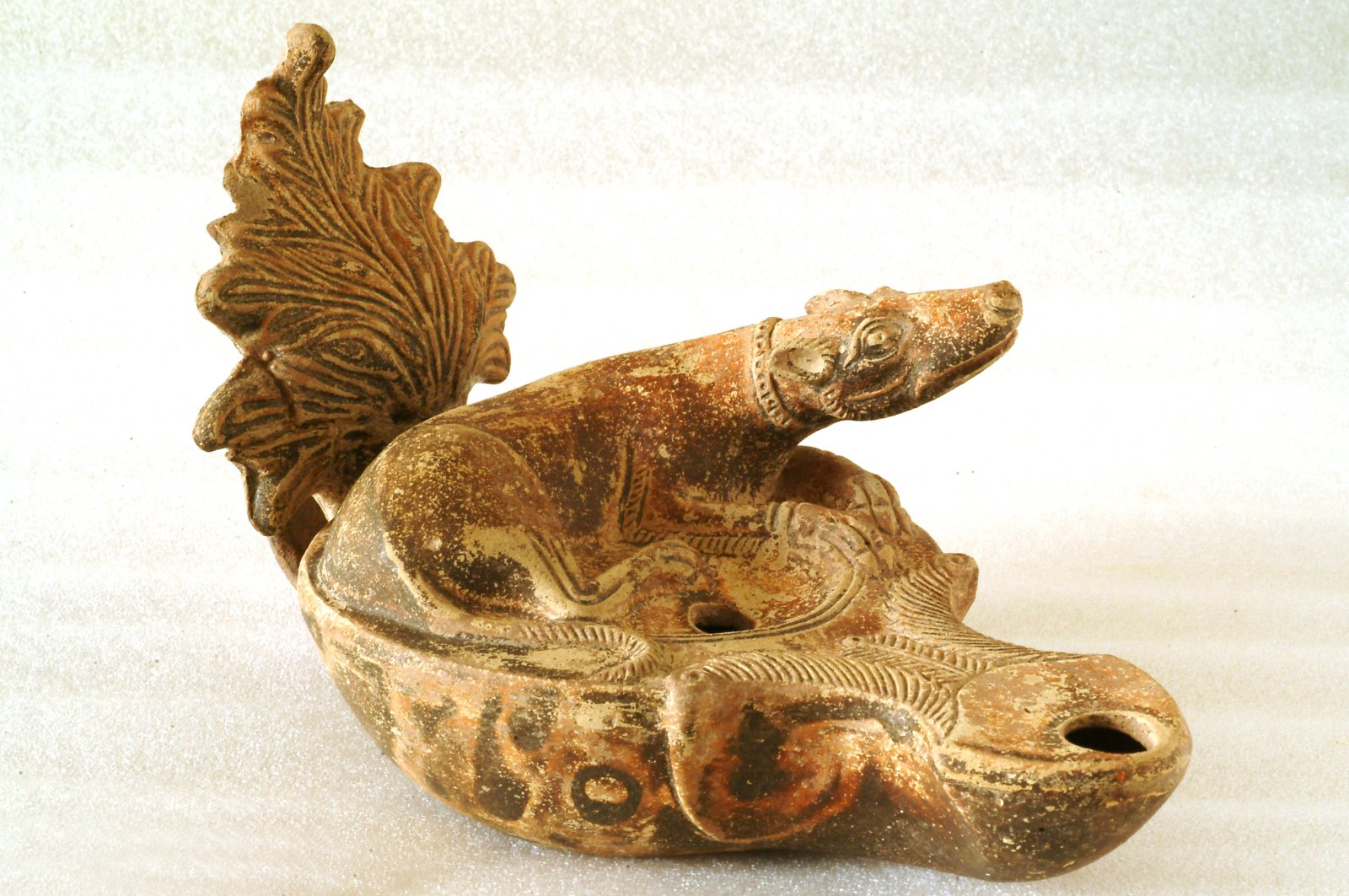 Lampe à huile au médaillon orné d'un chien couché_1