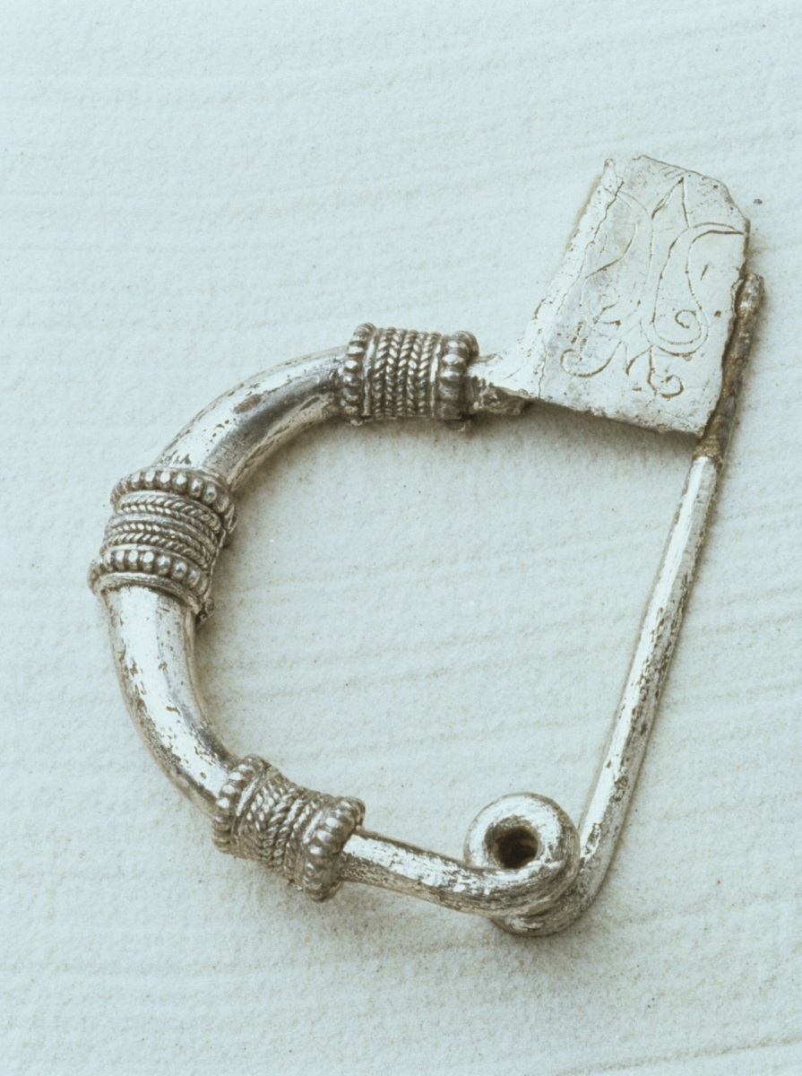Fibule à ressort unilatéral et arc cintré_0