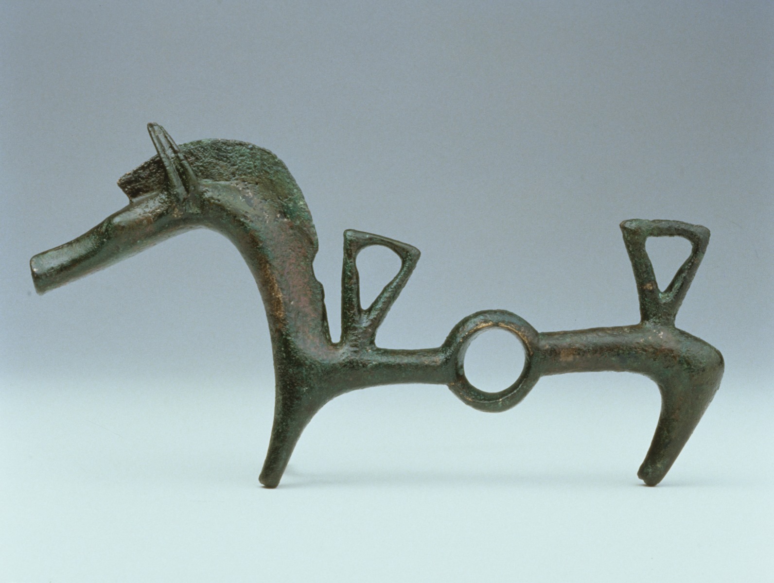 Elément de mors de cheval en forme de cheval stylisé_0