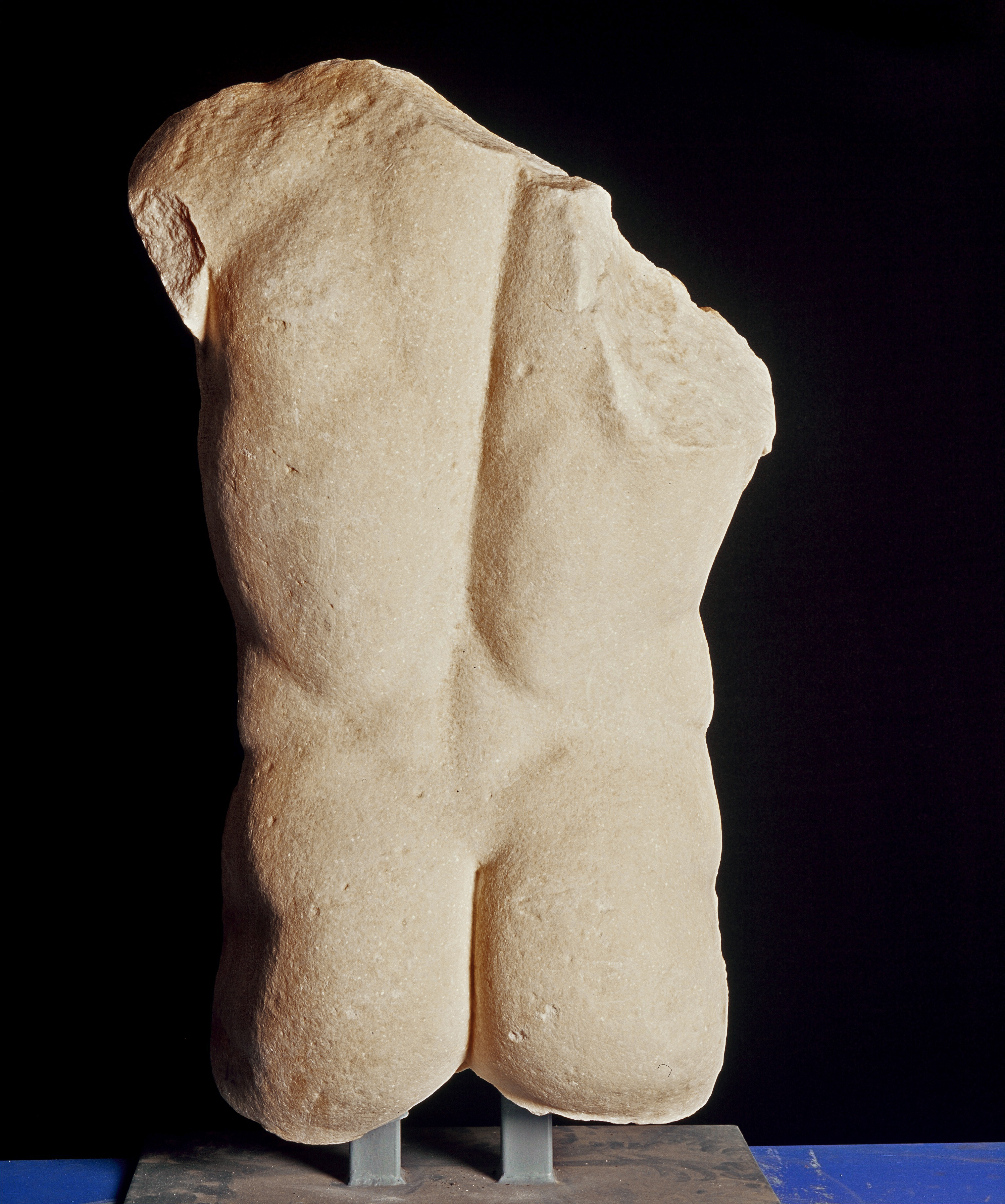 Dos du torse d'une statue sciée_0