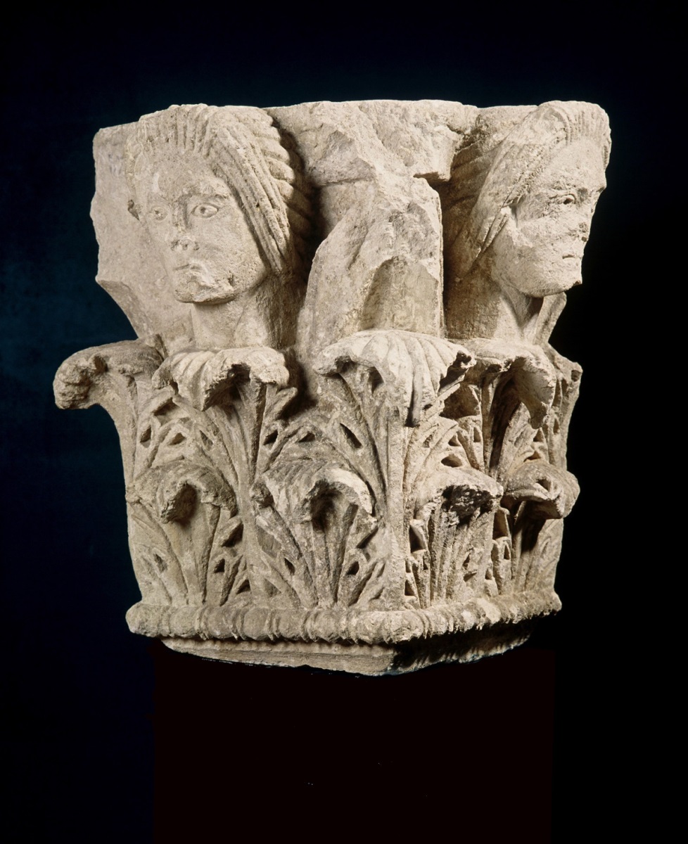 Chapiteau qui surmontait le pyramidion d'un monument funéraire_1