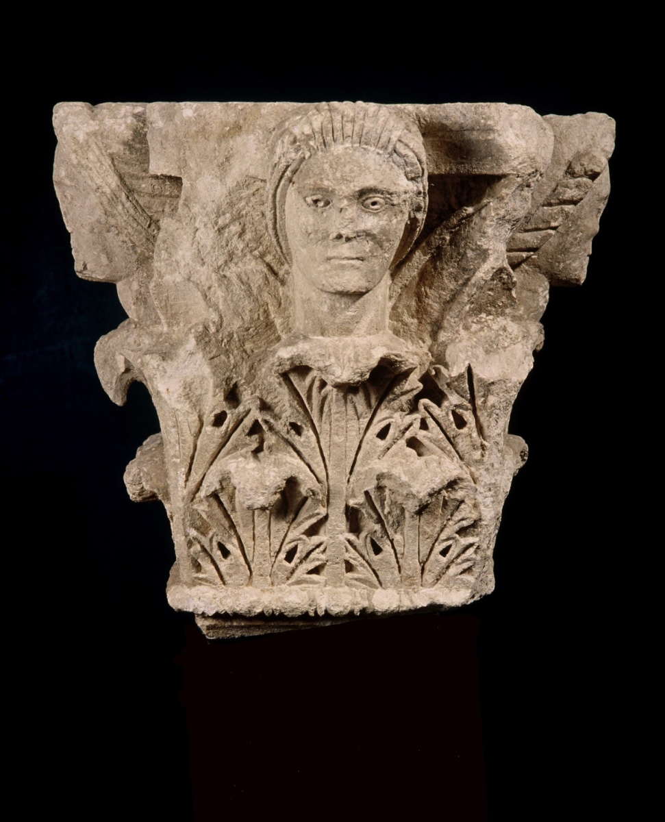 Chapiteau qui surmontait le pyramidion d'un monument funéraire_0