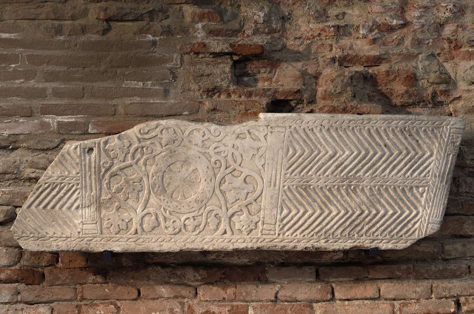 Face antérieure d'une cuve de sarcophage paléochrétien_0