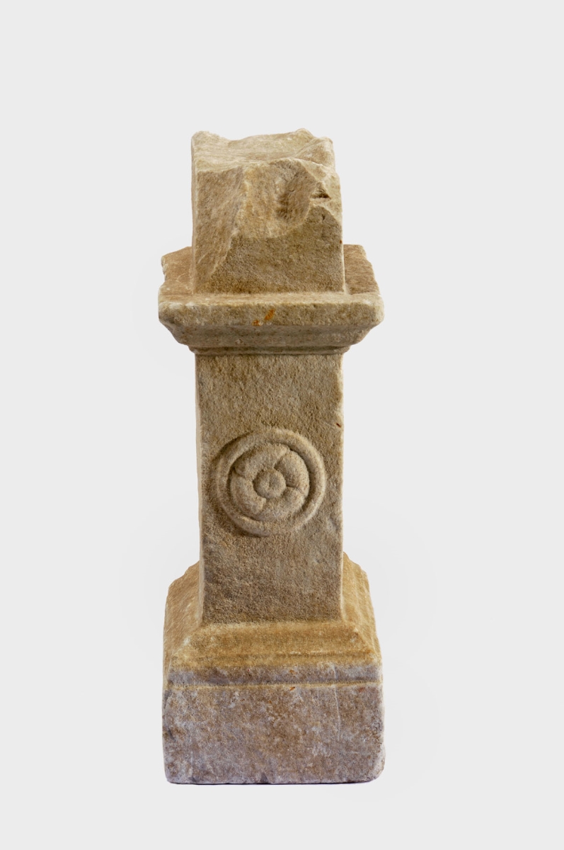 Autel votif dédié aux Nymphes Augustes par Valeria Hellas_2