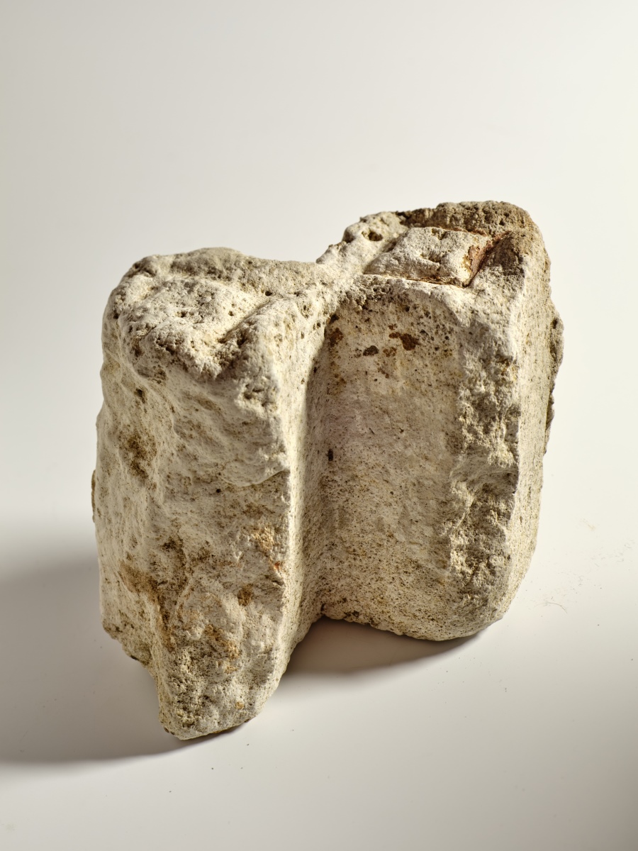 Élement de décor architectural provenant du "palais" des rois wisigoths ; Fragment de décor losangique_1