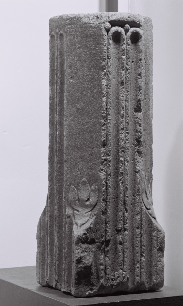 Pilier octogonal à facettes_0