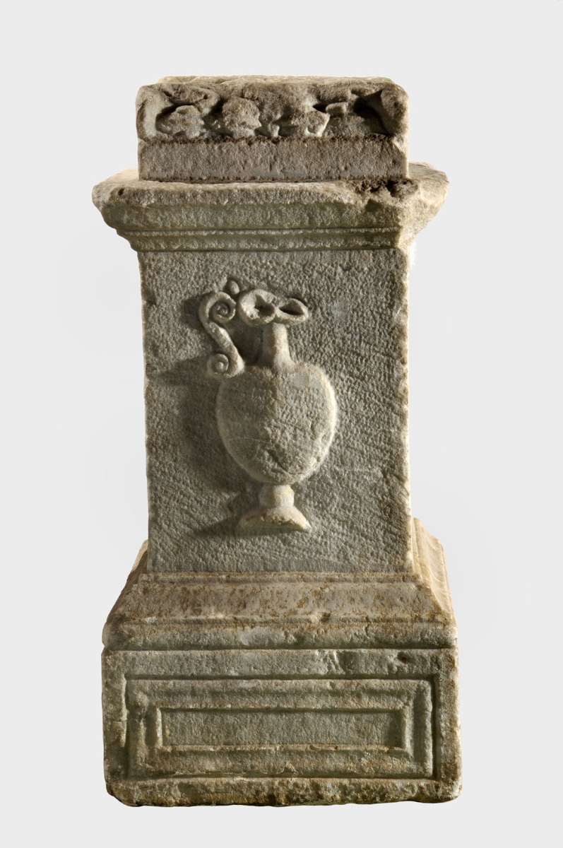 Autel votif dédié à la Mère des dieux par Aulus Flavius Athenio_2