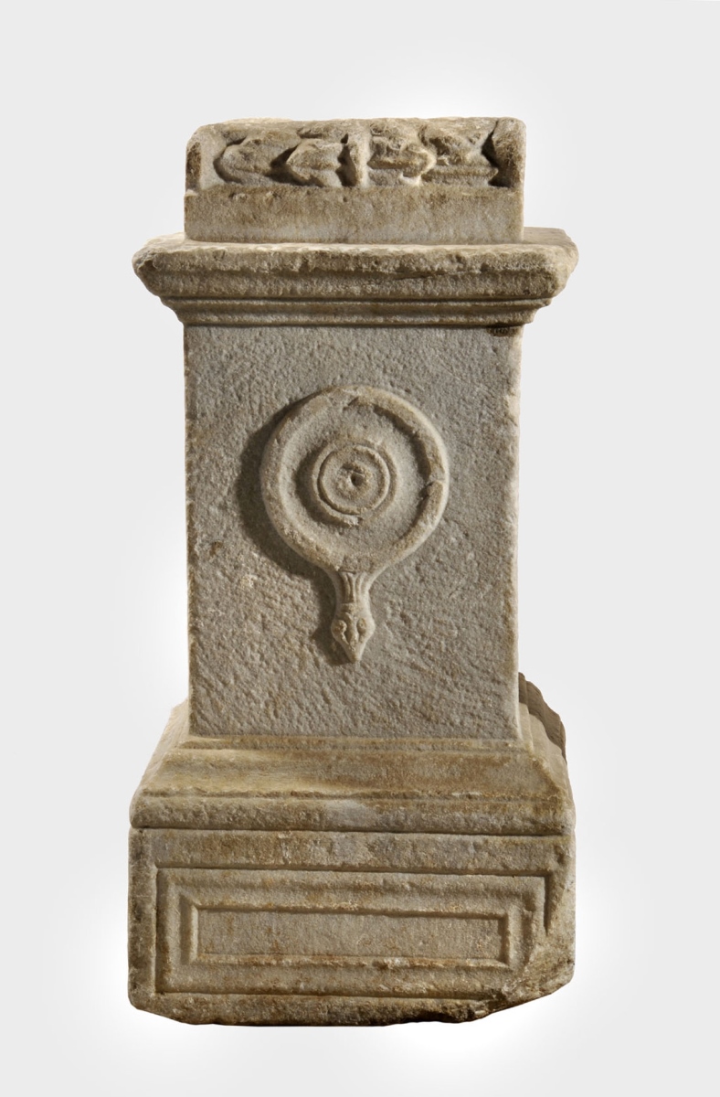 Autel votif dédié à la Mère des dieux par Aulus Flavius Athenio_1