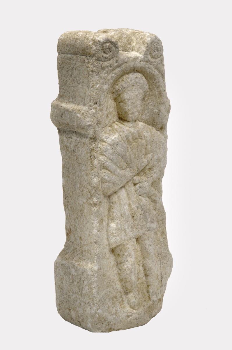 Autel votif décoré d'un togatus tenant un rouleau_1