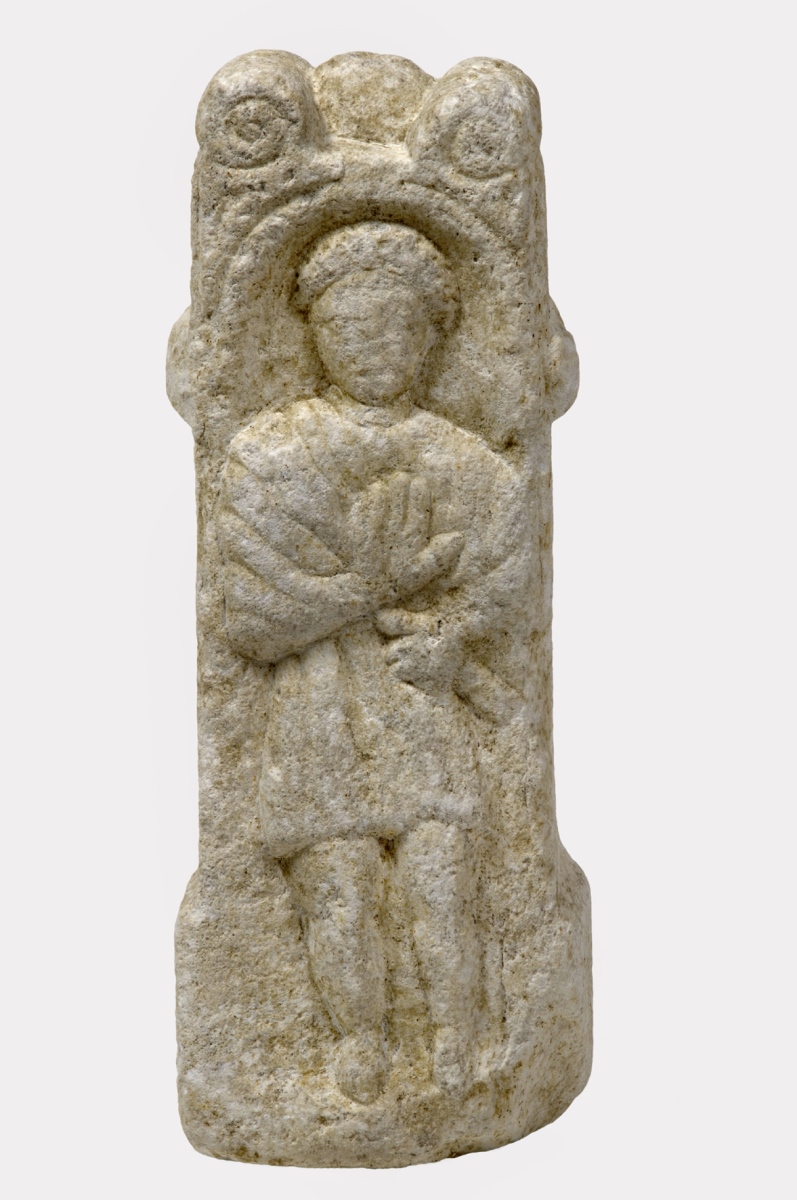 Autel votif décoré d'un togatus tenant un rouleau_0