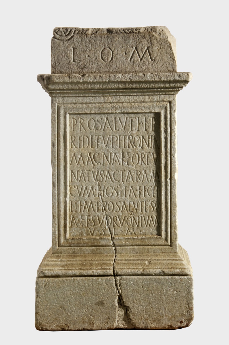 Autel votif dédié à Jupiter Très Bon Très Grand par Fortunatus_0