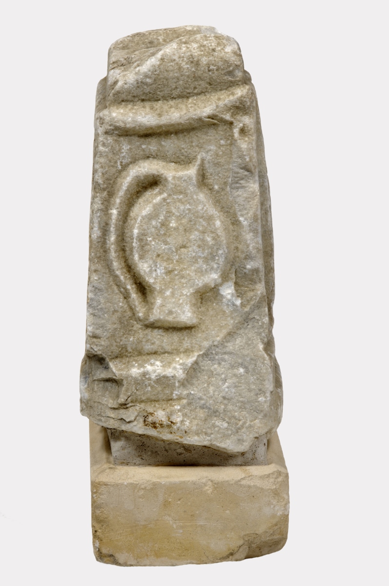 Autel votif anépigraphe décoré d'un personnage d'exécution schématique et sommaire_1